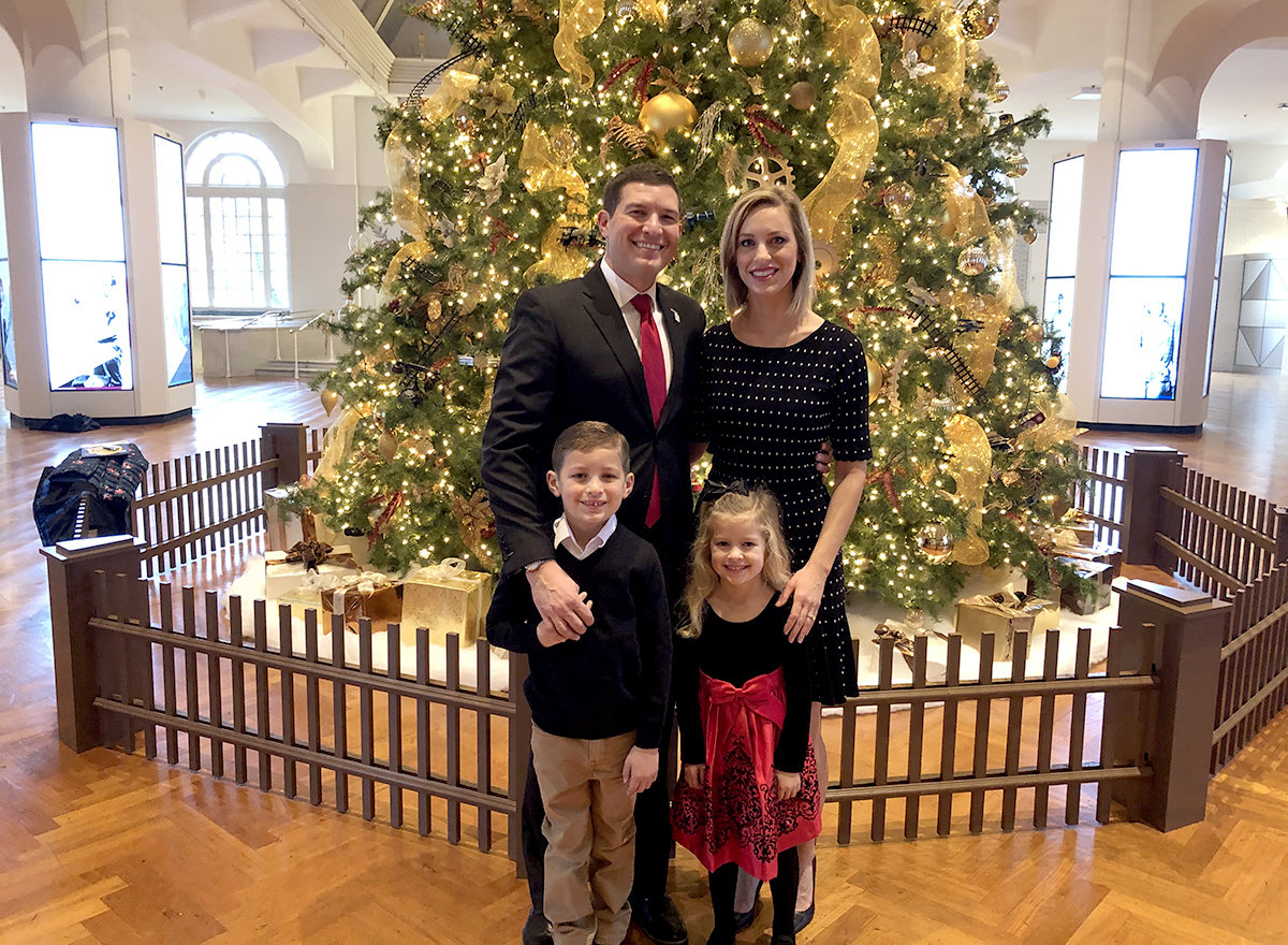 2019 holiday photo of Kavalhuna family