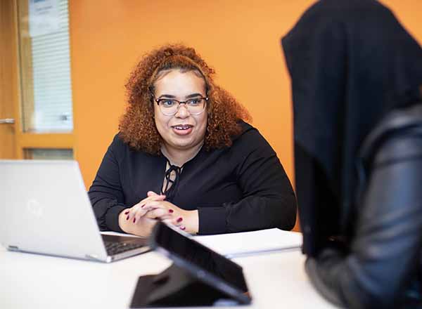 Student assisting another student in the Learning Lab.