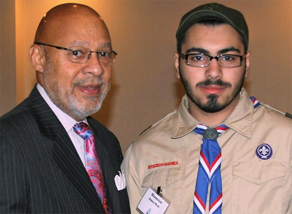 Dennis Archer shaking Mahmoud Rizk's hand