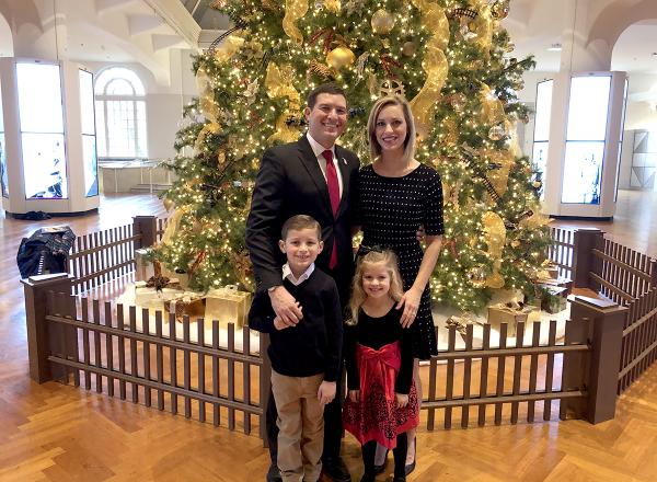 2019 holiday photo of Kavalhuna family