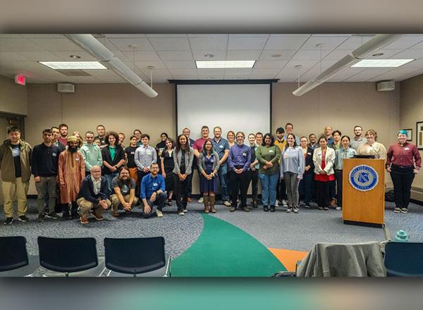 A group of people who attended the COMO conference posing for a picture.