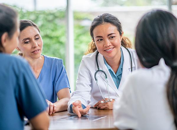 Nurse leading a preparation workshop for the nursing admission test.